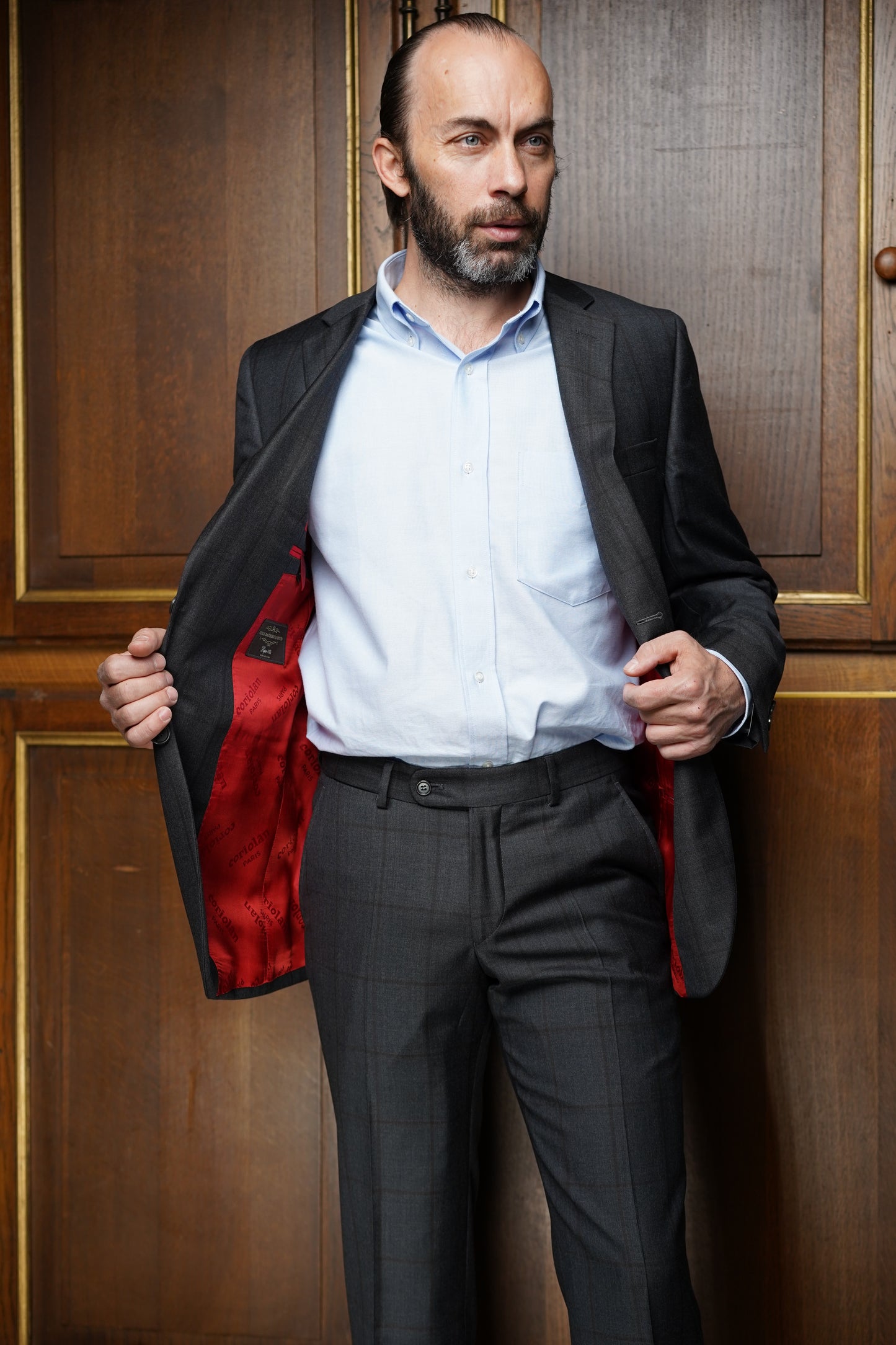 Costume tradition gris carreaux fenêtres CTH210