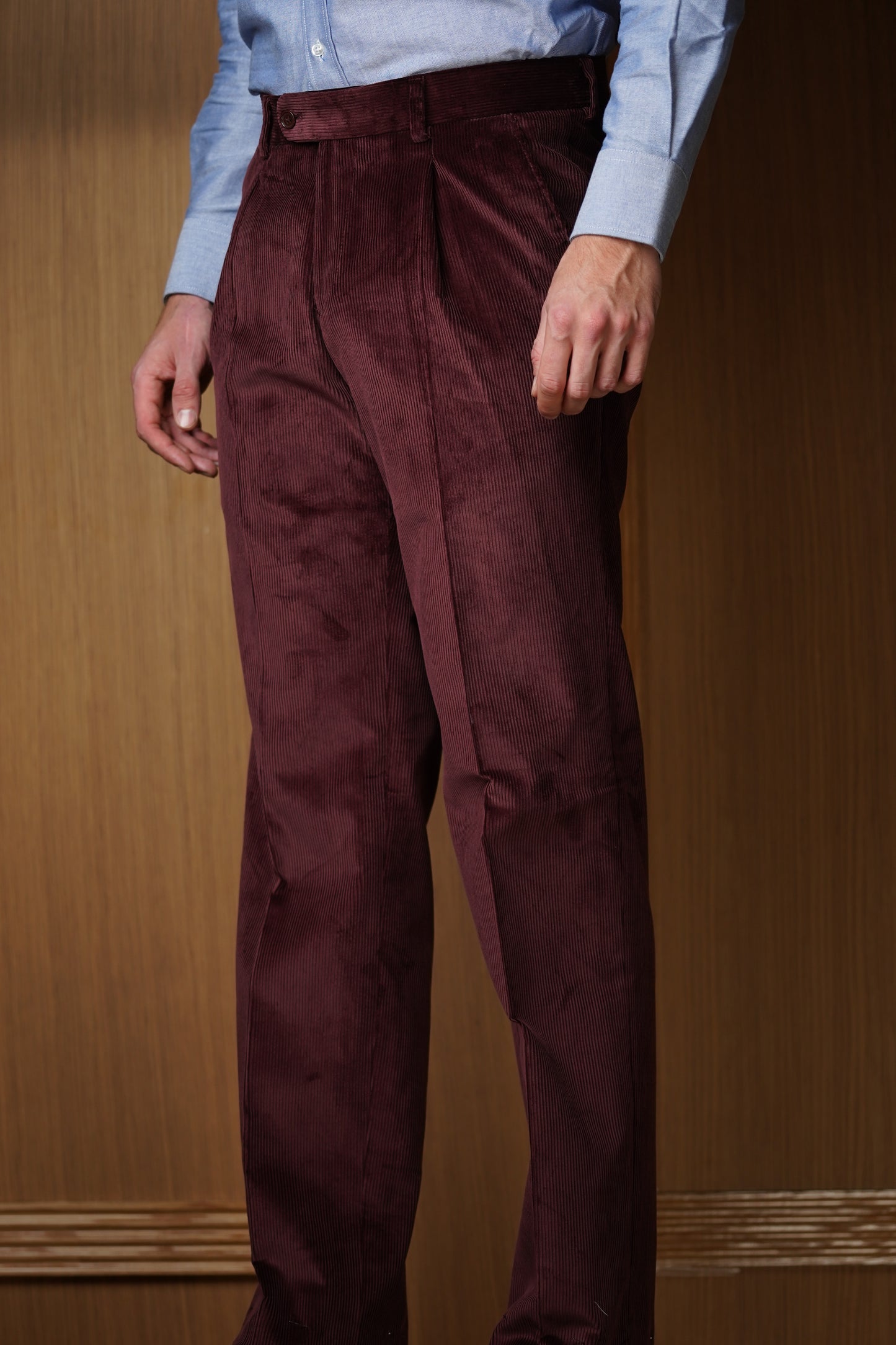 Pantalon en velours bordeaux à pinces