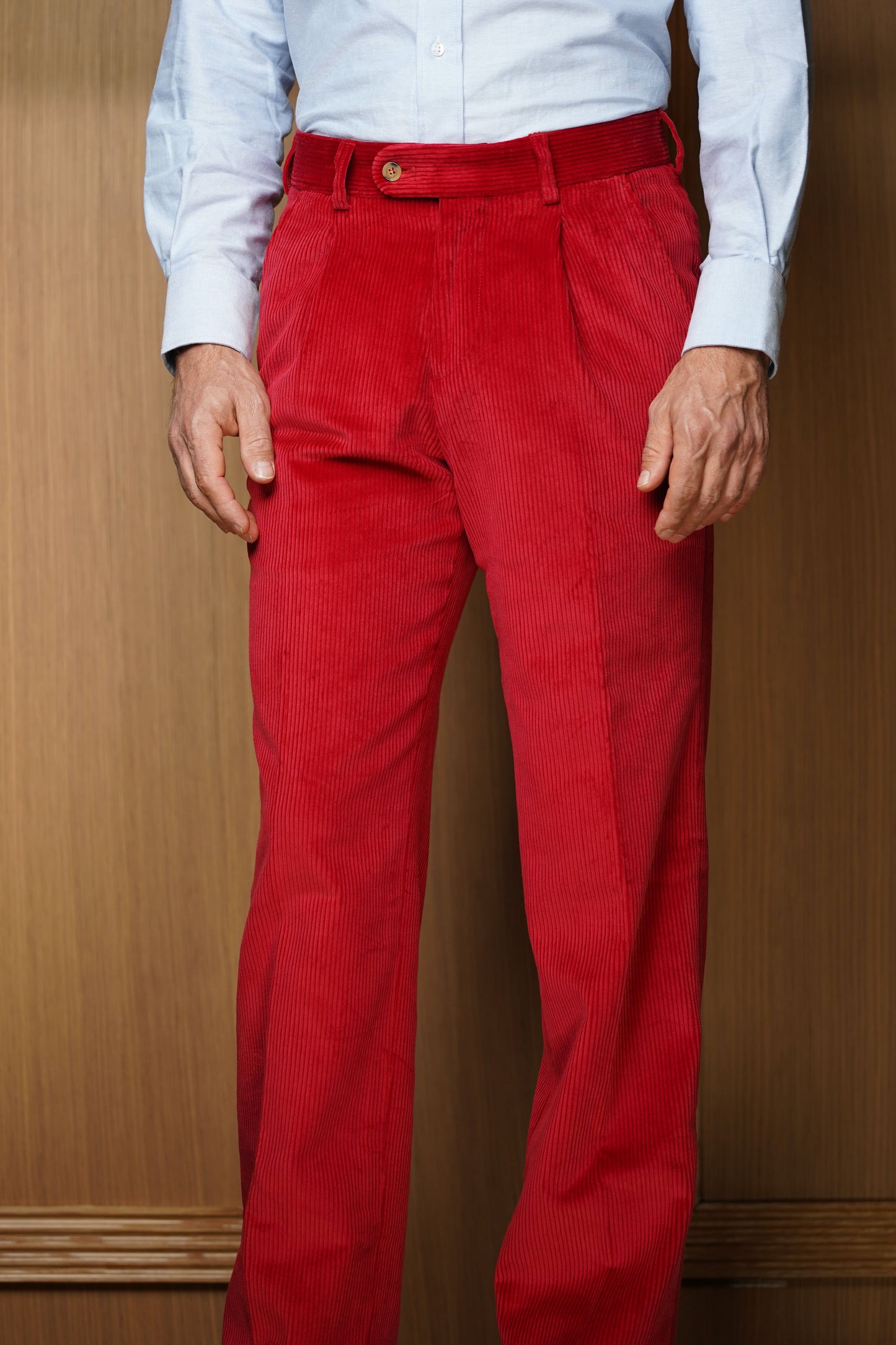 Pantalon en velours rouge à pinces